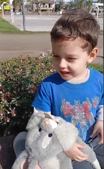 Felipe con una abelia en el polideportivo