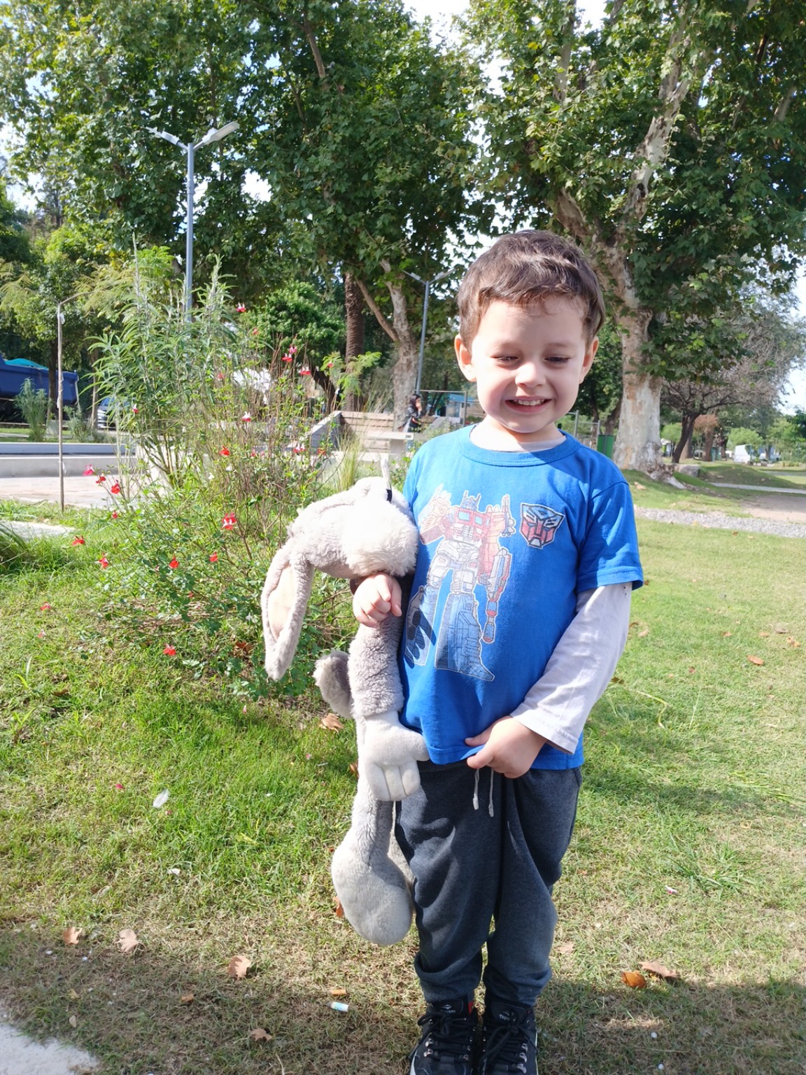Felipe con una salvia roja en el polideportivo