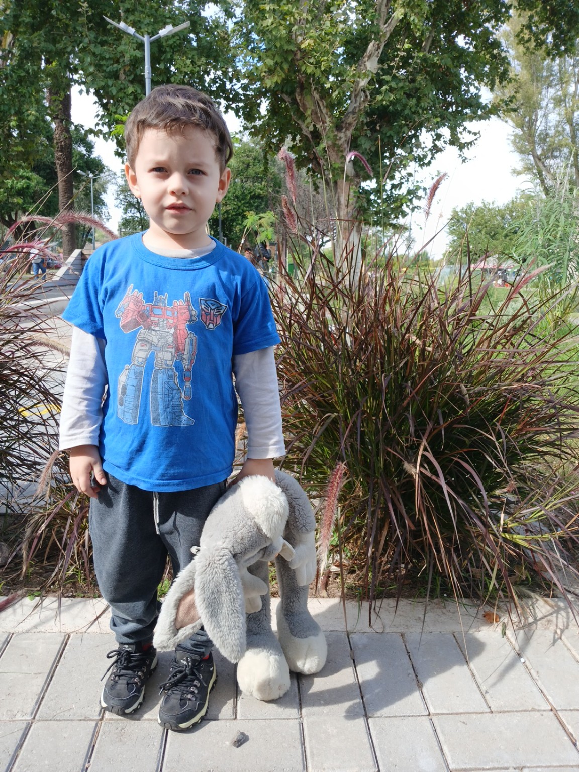 Felipe con un pasto cola de zorro en el polideportivo