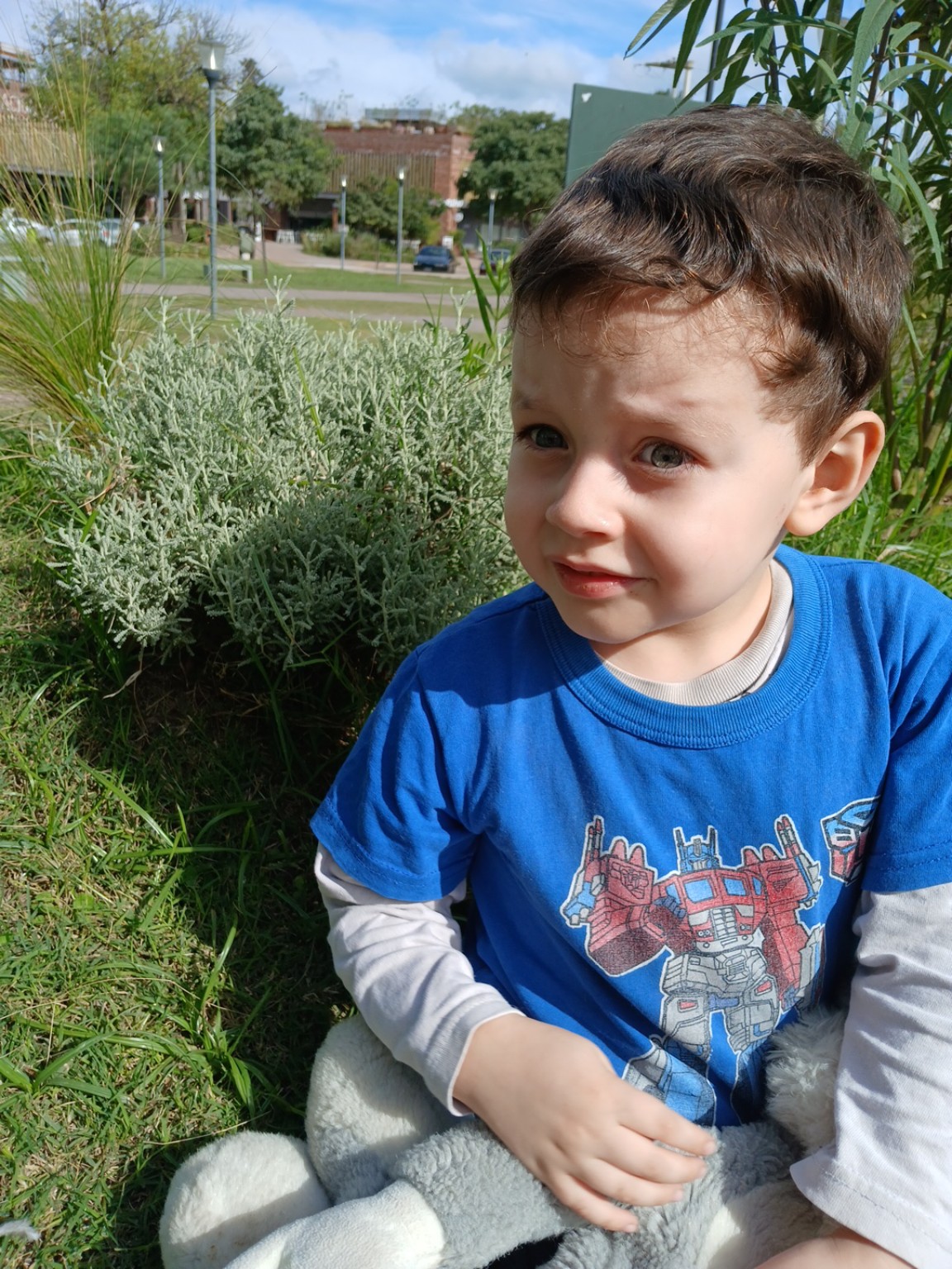 Felipe con una santolina en el polideportivo