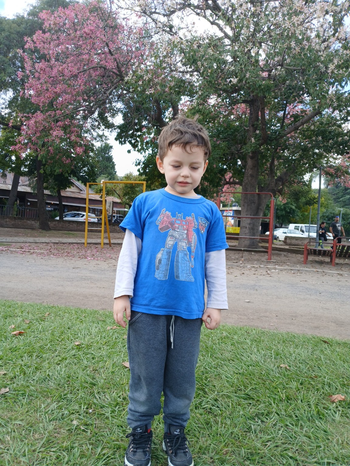 Felipe con un palo borracho en el polideportivo